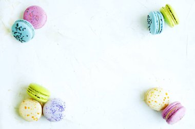 Bademli kurabiye, Fransızca macaroons veya macaron bahar sakura çiçekleri ile farklı türleri. Renkli kurabiye. Gıda arka plan. Metin alanı.