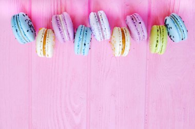 Bademli kurabiye, Fransızca macaroons veya macaron bahar sakura çiçekleri ile farklı türleri. Renkli kurabiye. Gıda arka plan. Metin alanı.