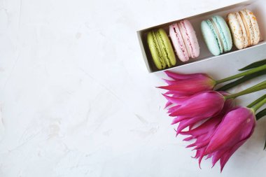 Bademli kurabiye, Fransızca macaroons veya macaron bahar sakura çiçekleri ile farklı türleri. Renkli kurabiye. Gıda arka plan. Metin alanı.