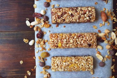 Sağlıklı ev yapımı Mısır gevreği barlar ile fındık, tohumlar ve kuruyemiş ahşap tablo.