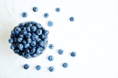 Arka planı yaban mersini taze yaban mersini ile kase.