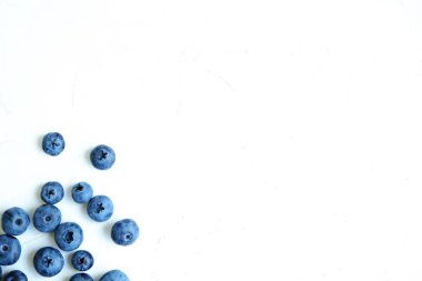 Taze yaban mersini ve kaşığı yaban mersini ile beyaz, metin alanı, üstten görünüm aldı.