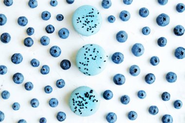 Taze yaban mersini beyaz, taze tatlı macaroons aldı. Düz yatıyordu.