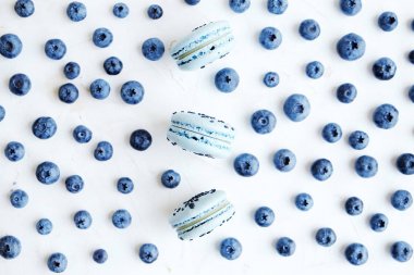 Taze yaban mersini beyaz, taze tatlı macaroons aldı. Düz yatıyordu.
