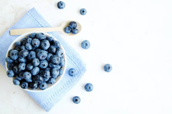 Miska ze świeżych jagód na tle Blueberry. — Zdjęcie stockowe