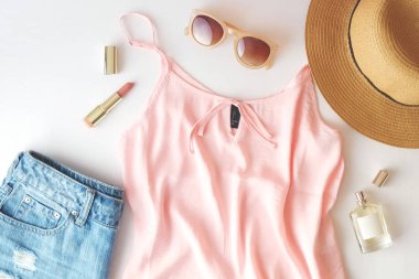 Beyaz arka plan üzerinde kadın yaz kıyafeti. Trend yaz. Düz yatıyordu trendy moda kadınsı arka plan.