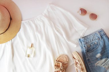 Beyaz arka plan üzerinde kadın yaz kıyafeti. Trend yaz. Düz yatıyordu trendy moda kadınsı arka plan.