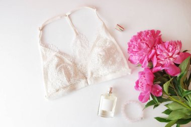Beyaz arka plan üzerinde kadın yaz kıyafeti. Trend yaz. Düz yatıyordu trendy moda kadınsı arka plan.
