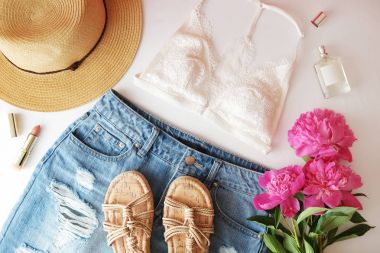 Beyaz arka plan üzerinde kadın yaz kıyafeti. Trend yaz. Düz yatıyordu trendy moda kadınsı arka plan.