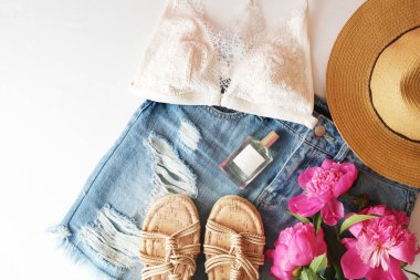 Beyaz arka plan üzerinde kadın yaz kıyafeti. Trend yaz. Düz yatıyordu trendy moda kadınsı arka plan.