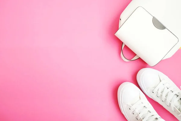 女性配件平躺 女士鞋 智能手机和手表的粉红色背景 米色颜色的女人配件 文本空间 顶部视图 — 图库照片