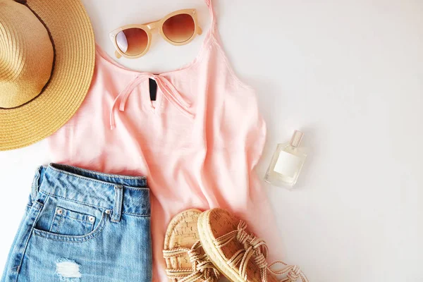 Beyaz arka plan üzerinde kadın yaz kıyafeti. Trend yaz. Düz yatıyordu trendy moda kadınsı arka plan.