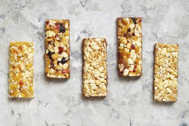 Sağlıklı granola barlar ile fındık, tohumlar ve kuruyemiş gri doku tablo, kopya alanı.