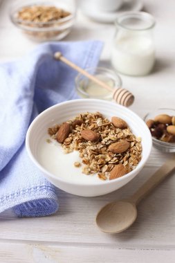 Pencere eşiği ev yapımı granola fındık ile sağlıklı kahvaltı