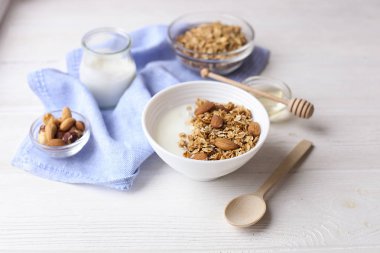 Pencere eşiği ev yapımı granola fındık ile sağlıklı kahvaltı
