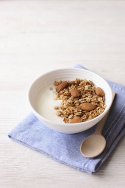 Pencere eşiği ev yapımı granola fındık ile sağlıklı kahvaltı