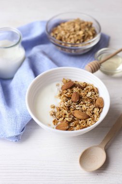 Pencere eşiği ev yapımı granola fındık ile sağlıklı kahvaltı