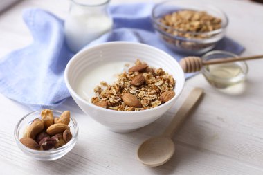 Pencere eşiği ev yapımı granola fındık ile sağlıklı kahvaltı