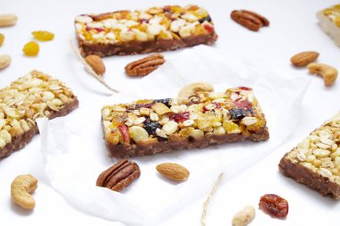 Sağlıklı tahıl granola barlar ile fındık ve kuru meyve yakın çekim. 