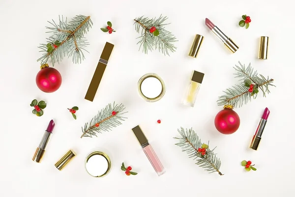 Maquillage cosmétique avec décoration de Noël sur fond blanc plat — Photo