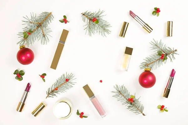 Maquillage ensemble cosmétique avec décoration de Noël sur fond blanc plat laïc — Photo