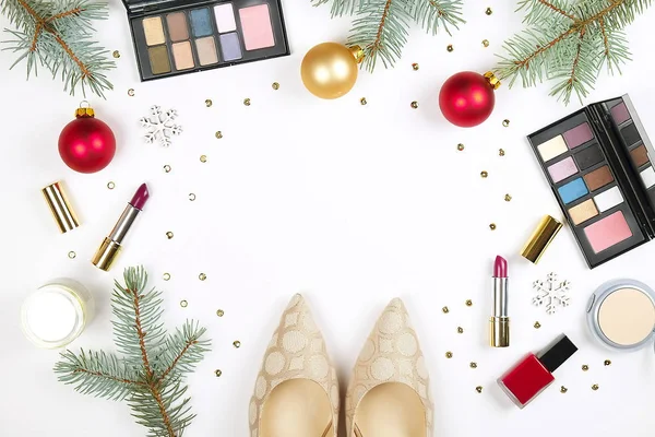 Maquillage ensemble cosmétique avec décoration de Noël et chaussures en or sur fond blanc plat laïc — Photo