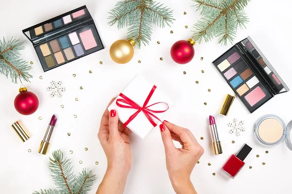 Maquillage ensemble cosmétique avec décoration de Noël sur fond blanc plat laïc — Photo