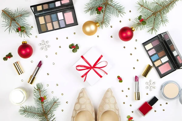 Maquillage ensemble cosmétique avec décoration de Noël et chaussures en or sur fond blanc plat laïc — Photo