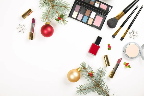 Maquillage ensemble cosmétique avec décoration de Noël sur fond blanc plat laïc — Photo
