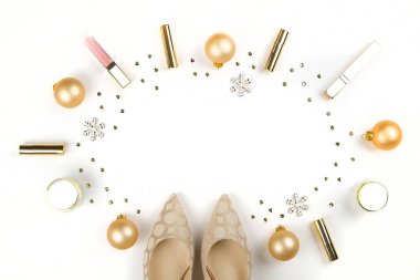 Noel dekorasyon ürünleriyle vermek ve altın kadının ayakkabı ile kopya alanı düz beyaz arka plan üzerinde yatıyordu