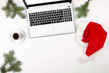 İş yerinde düz metin için yer ile laptop ve Noel dekorasyonu ile beyaz arka plan üzerinde yatıyordu