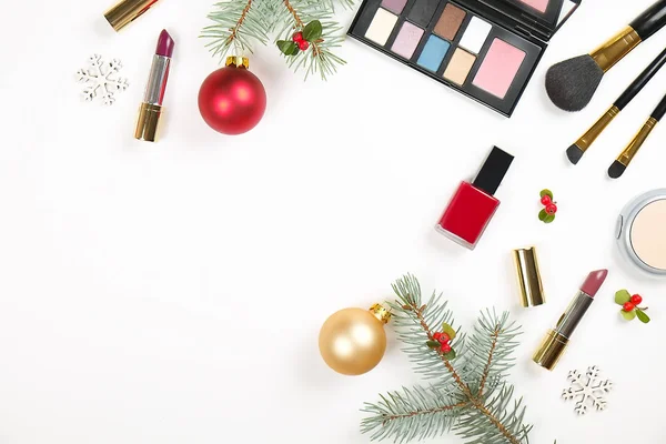 Maquillage ensemble cosmétique avec décoration de Noël sur fond blanc plat laïc — Photo