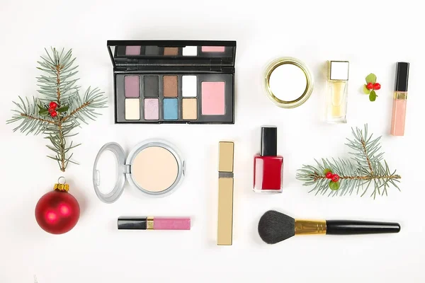 Maquillage ensemble cosmétique avec décoration de Noël sur fond blanc plat laïc — Photo