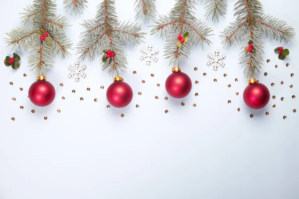 Weihnachtskomposition mit Tannenzweig, Geschenken und Dekoration auf blauem Hintergrund flach gelegt, Kopierraum — Stockfoto