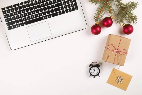 Plat leggen van de gift van Kerstmis met laptop bovenaanzicht op witte achtergrond, kopie ruimte — Stockfoto