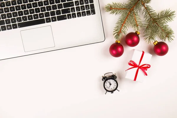 Flache Lage des Weihnachtsgeschenks mit Laptop-Ansicht auf weißem Hintergrund, Kopierraum — Stockfoto