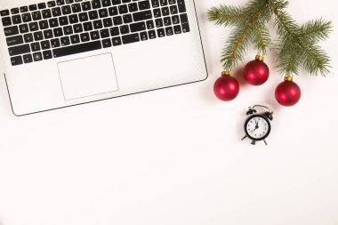 Çalışma alanıyla laptop ve Noel hediye ve santa şapka beyaz zemin üzerinde yatıyordu, en iyi görünüm, kopya alanı düz. İş Noel tatil kavramı, tatil online alışveriş