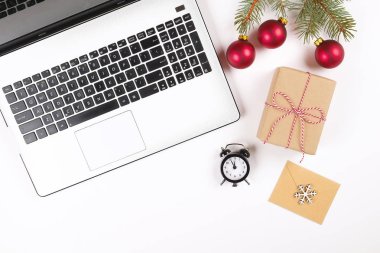 Çalışma alanıyla laptop ve Noel hediye ve santa şapka beyaz zemin üzerinde yatıyordu, en iyi görünüm, kopya alanı düz. İş Noel tatil kavramı, tatil online alışveriş