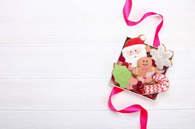 Noel gingerbread çerezleri hediye kutusu beyaz ahşap arka planda yakın çekim.