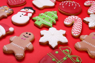 Noel kurabiyeleri kırmızı zemin üzerine en iyi görünümü. Çeşitli türleri Noel gingerbread çerezleri düz yatıyordu. Noel çerezleri karakter. Noel çerezleri arka plan