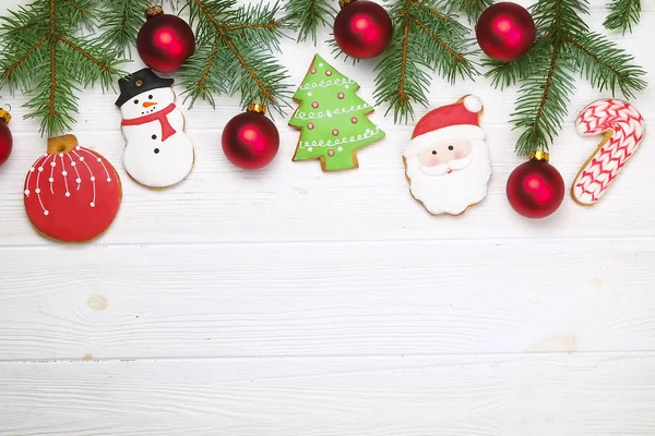 Noel ev yapımı kurabiye kurabiye çerçeve üzerinde kopya alanı ile ahşap masa Üstten Görünüm — Stok fotoğraf