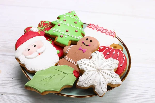 Χριστούγεννα μελόψωμο cookies στο πιάτο, κοντινό πλάνο. — Φωτογραφία Αρχείου