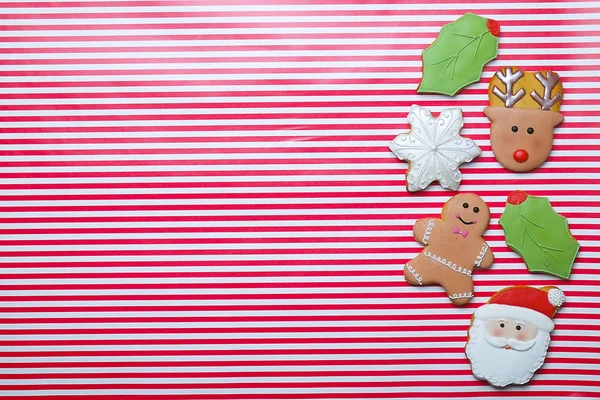 Weihnachtskekse auf Streifenhintergrund von oben. Verschiedene Arten von Lebkuchen lagen flach. Weihnachtsfiguren-Plätzchen. Weihnachtsplätzchen Hintergrund — Stockfoto