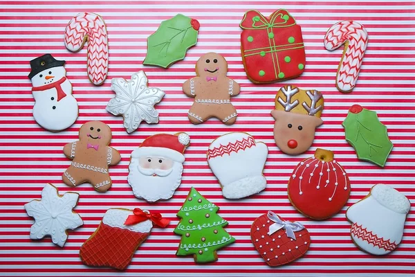 Рождественское печенье на фоне полосы вид сверху. Различные типы рождественских пряников печенье плоский лежал. Рождественские печеньки. Рождественские печенья — стоковое фото
