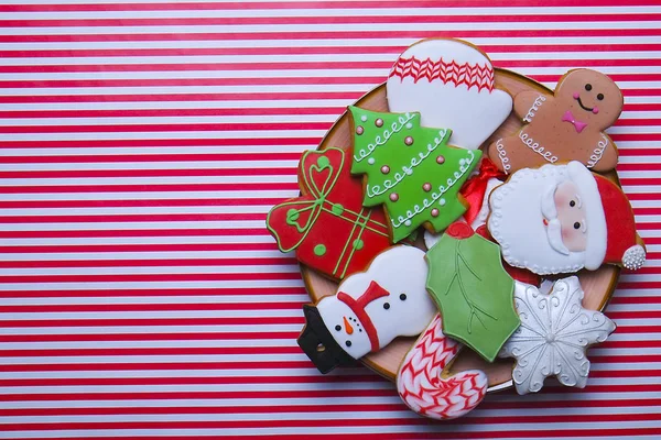 Рождественское печенье на фоне полосы вид сверху. Различные типы рождественских пряников печенье плоский лежал. Рождественские печеньки. Рождественские печенья — стоковое фото