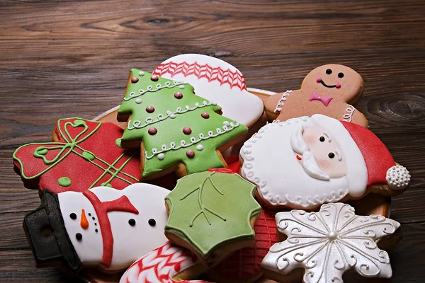 Πλάκα με χαρακτήρες Χριστουγέννων cookies μελόψωμο κοντινό πλάνο. Χριστουγεννιάτικα μπισκότα φόντο — Φωτογραφία Αρχείου