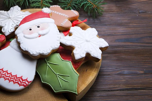 Рождественское печенье на деревянном столе с веткой ели крупным планом — стоковое фото