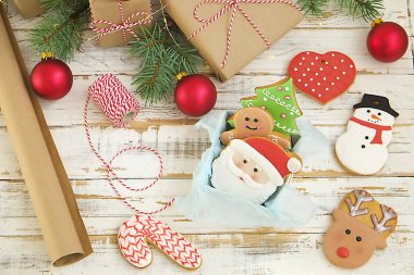 Tatil gingerbread çerezleri üzerinde beyaz vintage ahşap masa ile Noel kompozisyon