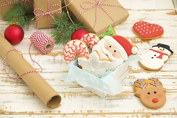 Χριστουγεννιάτικα Μπισκότα Ένα Κουτί Δώρα Φώτα Και Κλαδιά Έλατου Για — Φωτογραφία Αρχείου