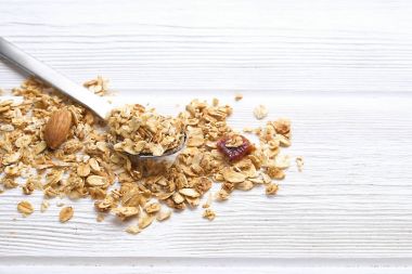 Granola superfood badem ve kaju fıstığı, Kuru Meyve, Kuru üzüm cam kiraz kavanoz Beyaz ahşap masa, üstten görünüm, parlak ışık
